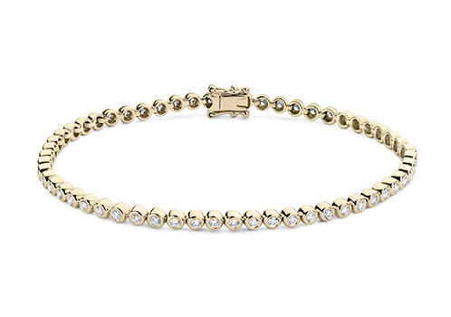 Round Diamonds set in Yellow Gold